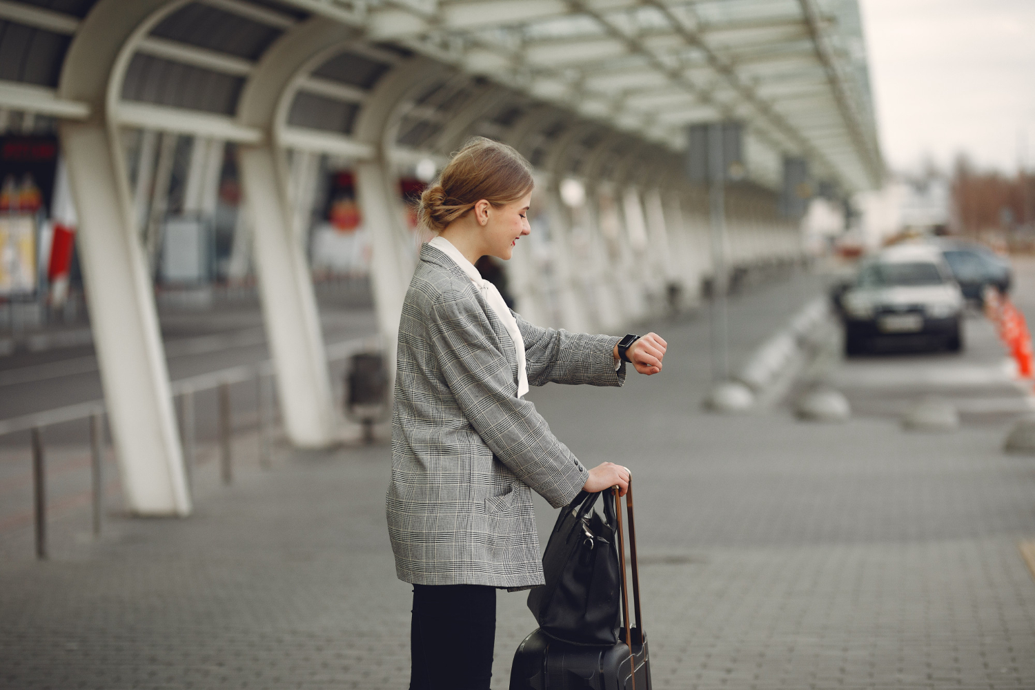 Personne qui attend taxi pour transfert gare aéroport