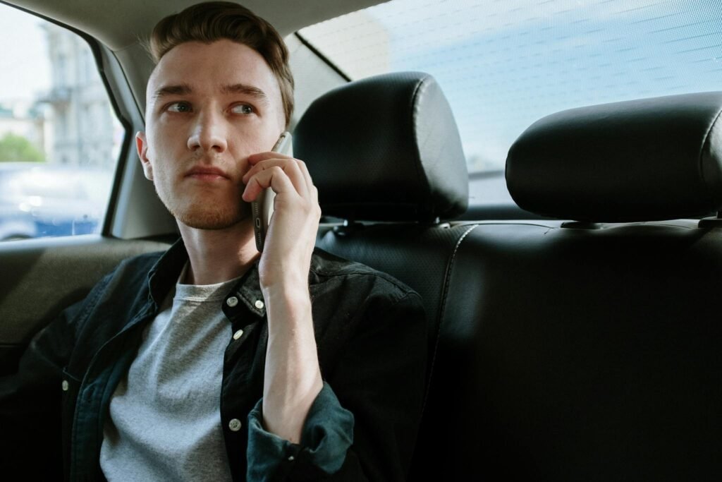 Un jeune téléphonant dans le taxi de Fabienne Dubois